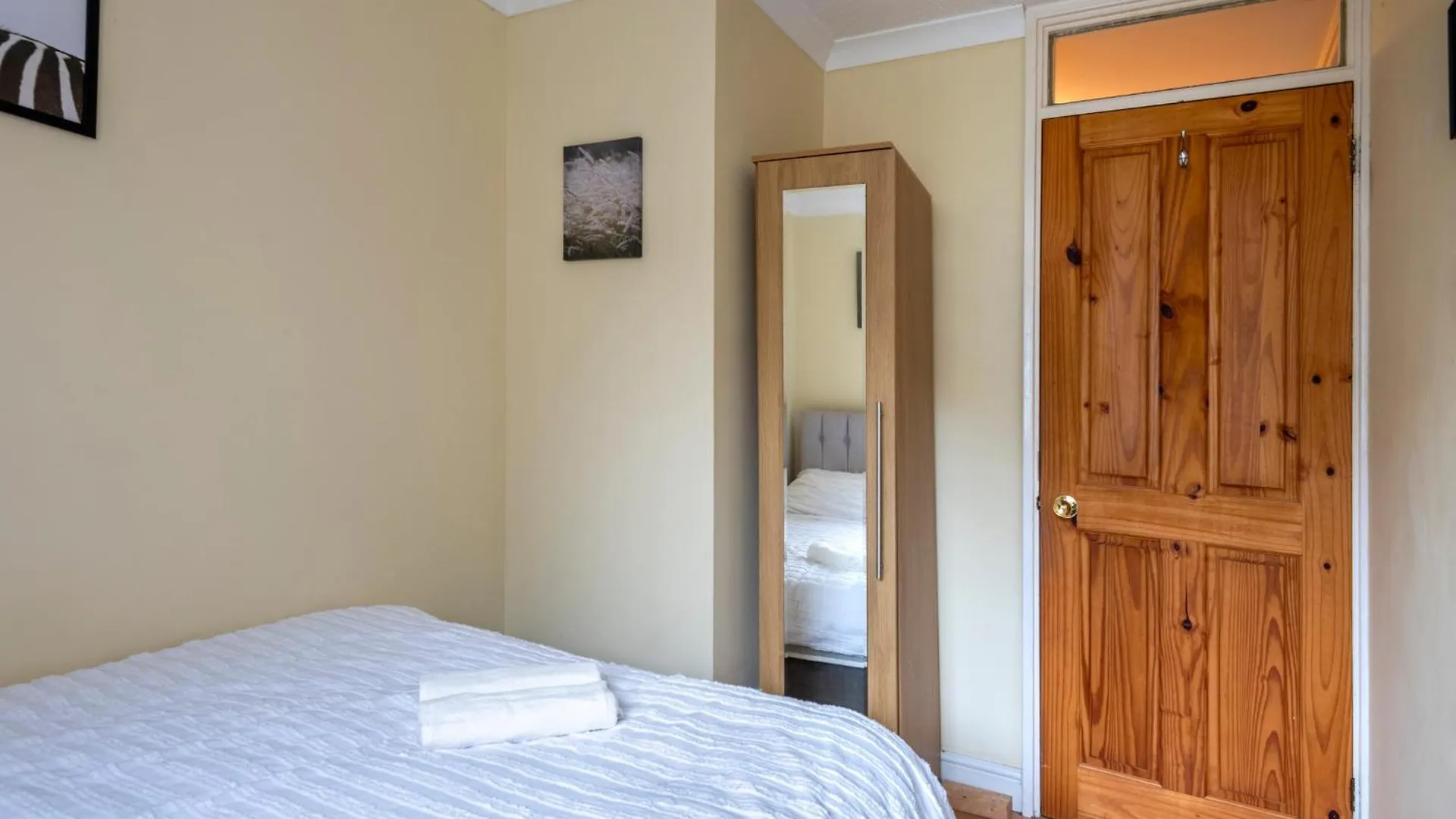Spacious 3 Bedroom Whitechapel City Home - 9 Mins From Tower Bridge With Free Parking & Garden 伦敦 0*,