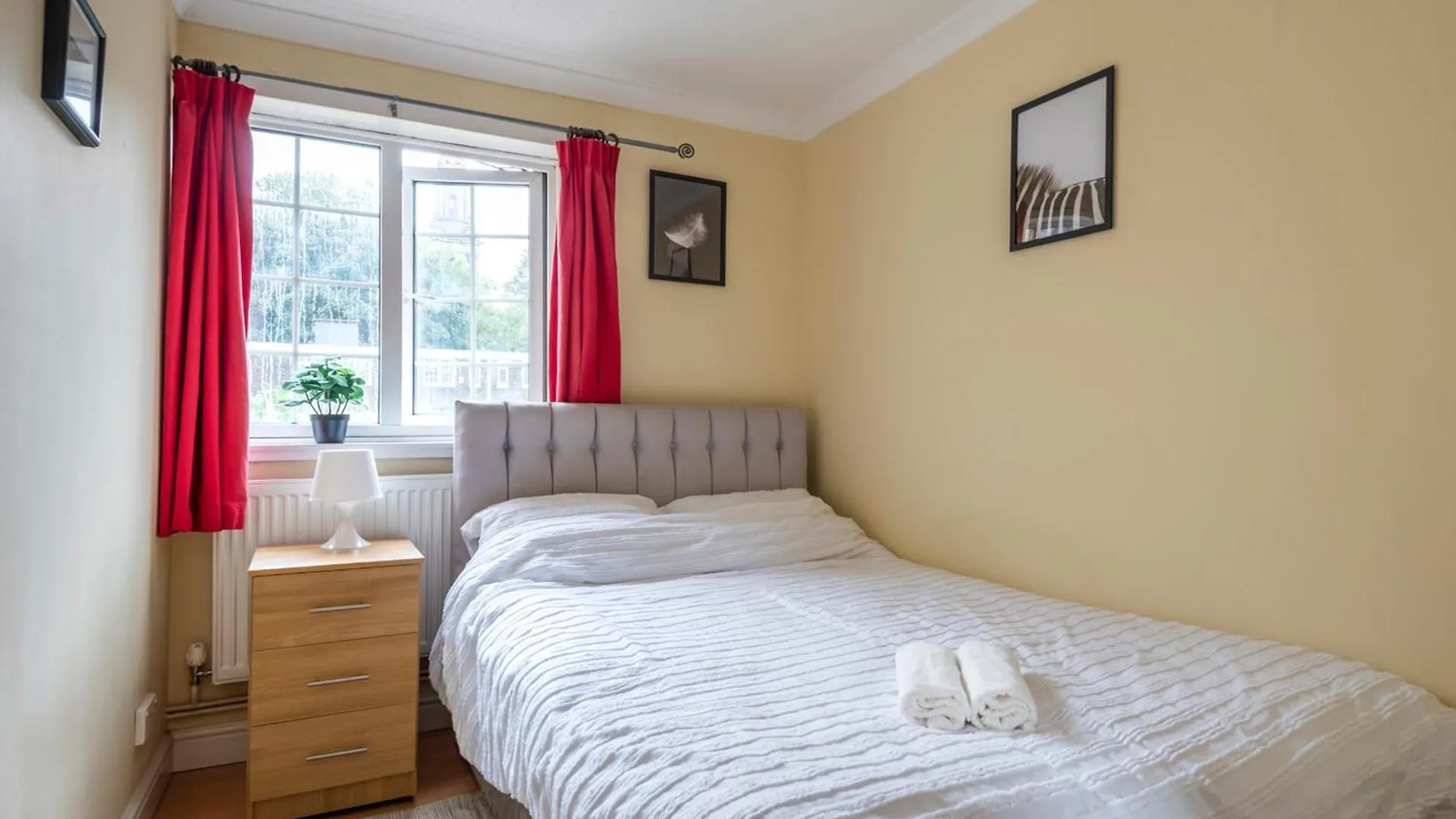 Spacious 3 Bedroom Whitechapel City Home - 9 Mins From Tower Bridge With Free Parking & Garden 伦敦 度假居