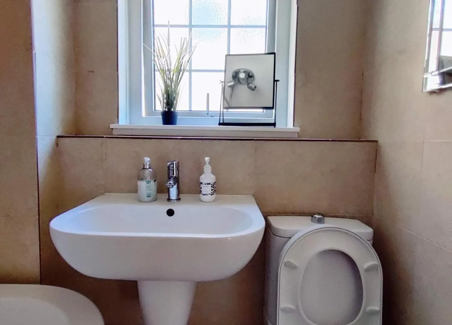 Spacious 3 Bedroom Whitechapel City Home - 9 Mins From Tower Bridge With Free Parking & Garden London 0*,  United Kingdom