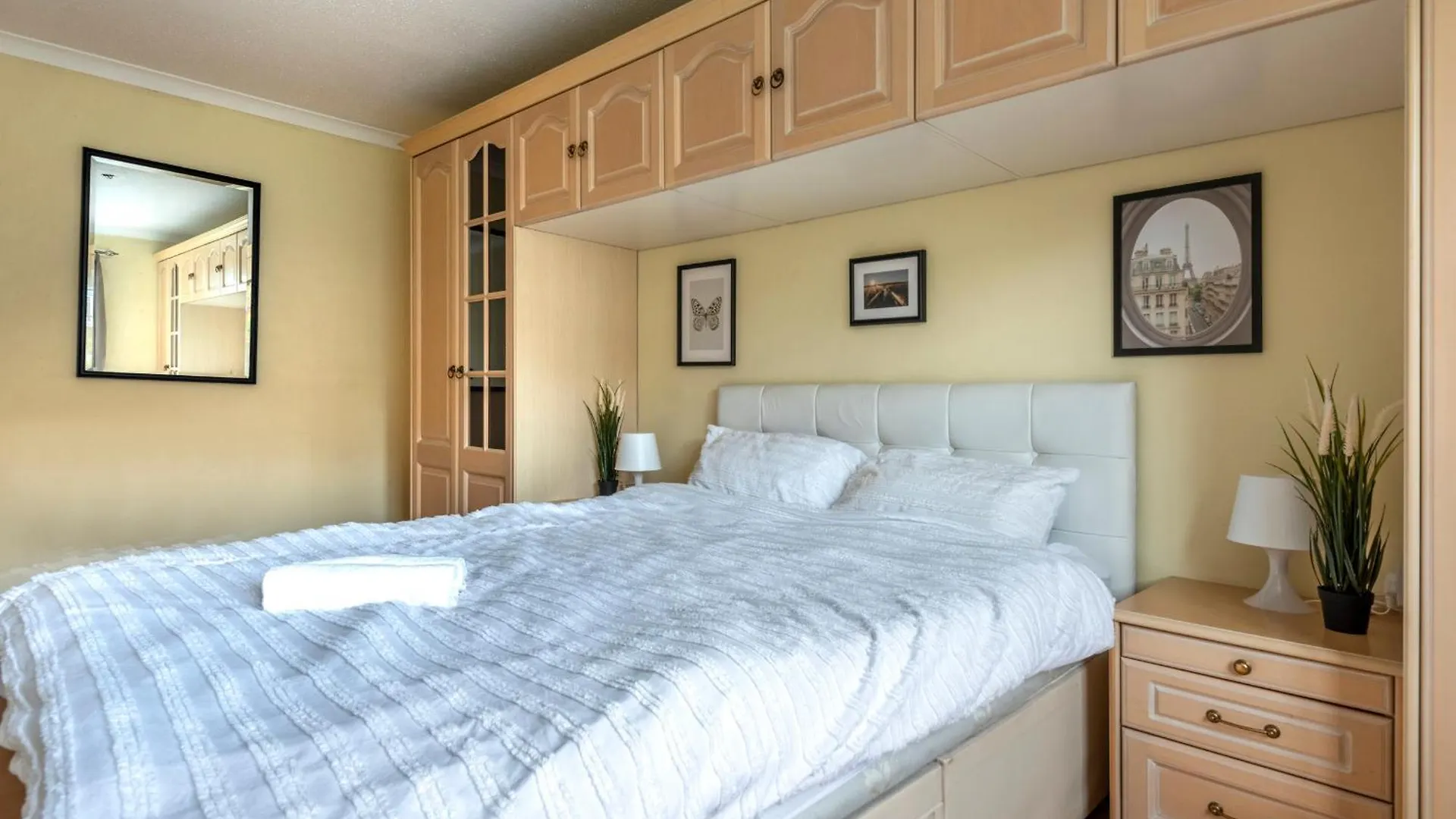 Spacious 3 Bedroom Whitechapel City Home - 9 Mins From Tower Bridge With Free Parking & Garden London United Kingdom