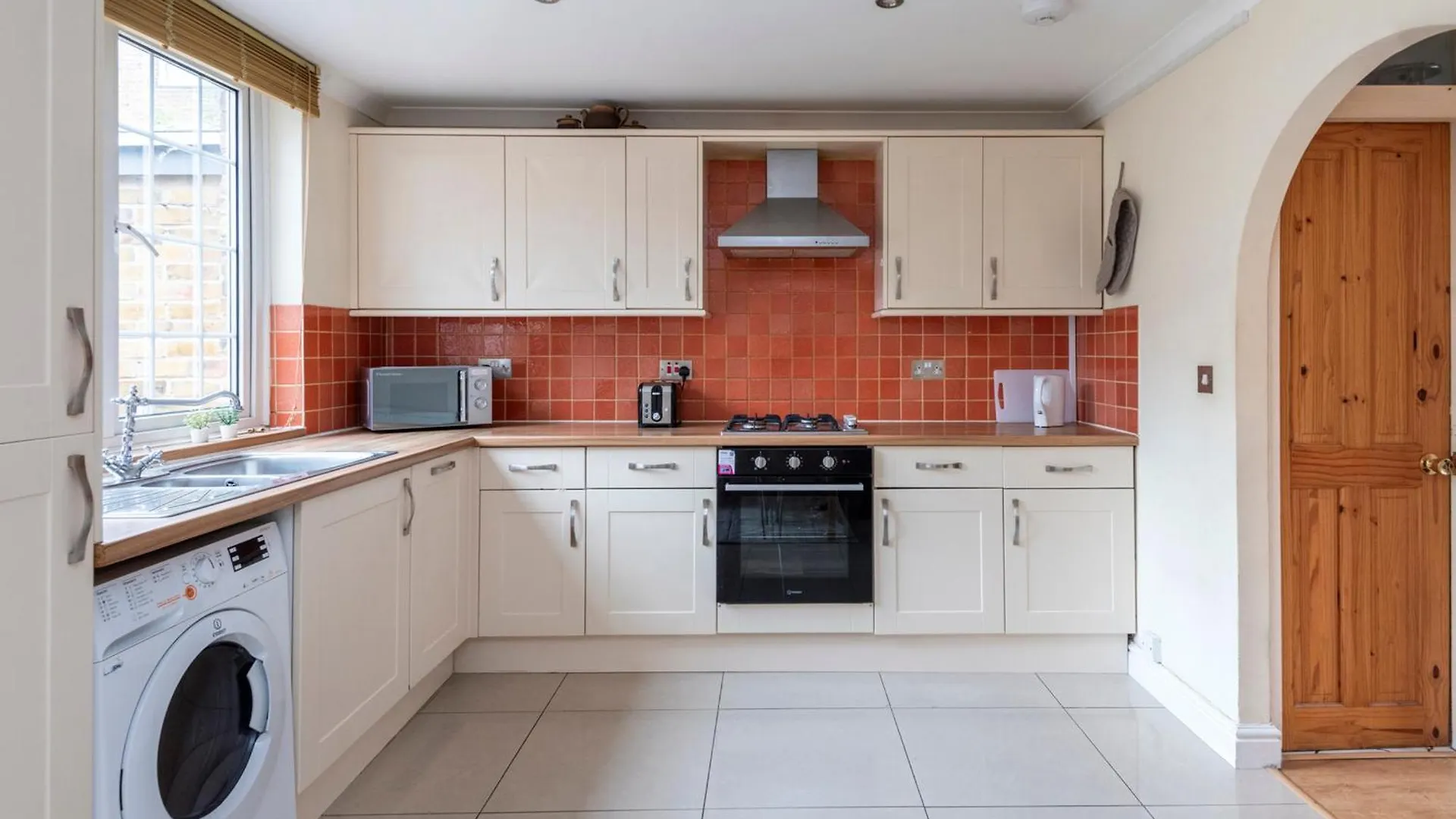 Spacious 3 Bedroom Whitechapel City Home - 9 Mins From Tower Bridge With Free Parking & Garden London Holiday home