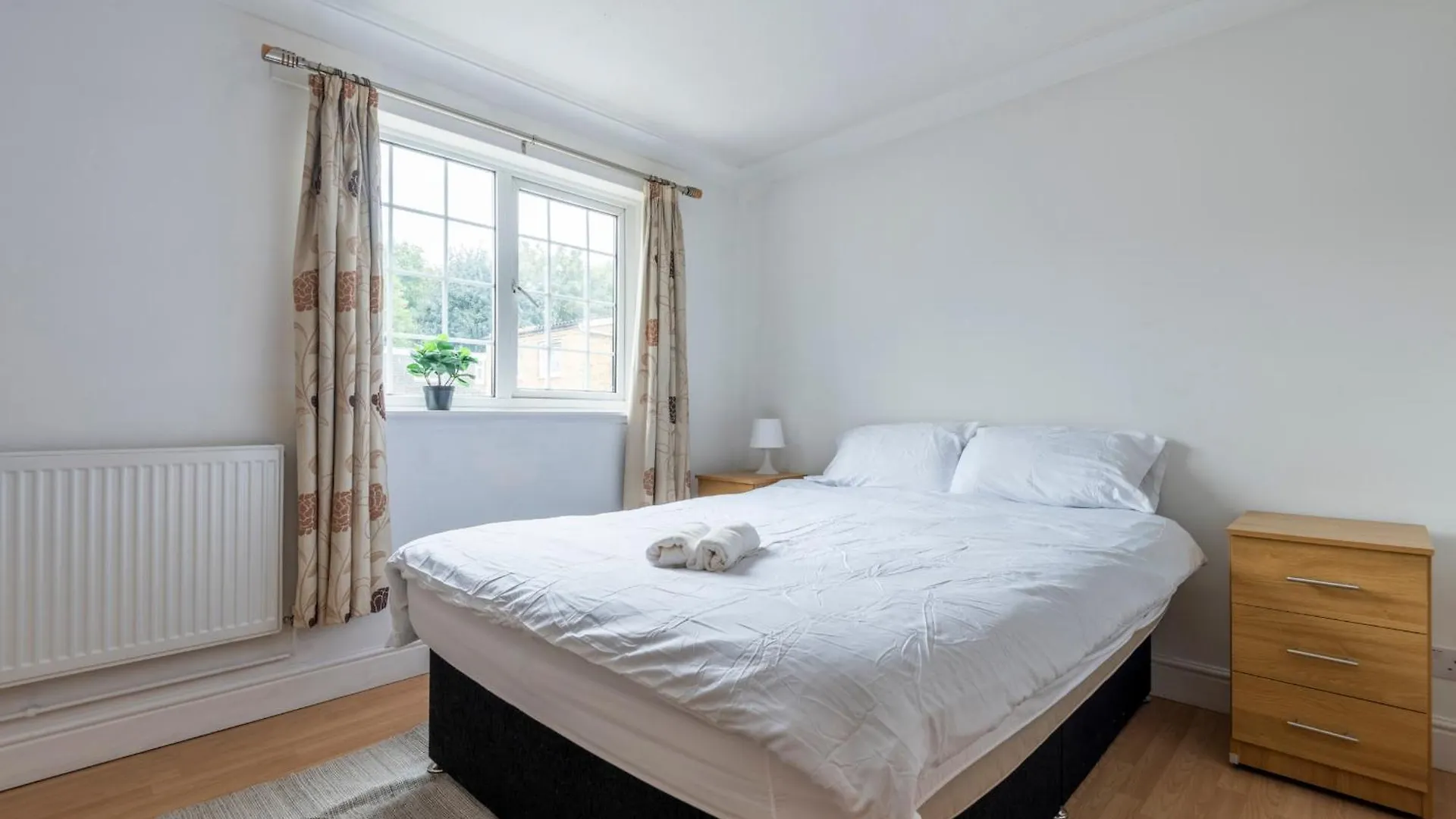 Spacious 3 Bedroom Whitechapel City Home - 9 Mins From Tower Bridge With Free Parking & Garden London United Kingdom