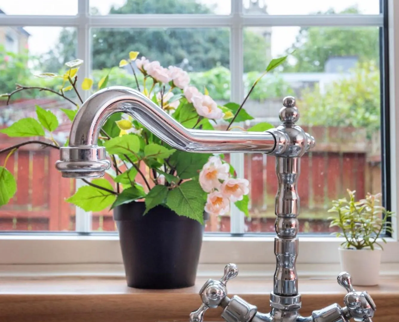 Spacious 3 Bedroom Whitechapel City Home - 9 Mins From Tower Bridge With Free Parking & Garden London Holiday home