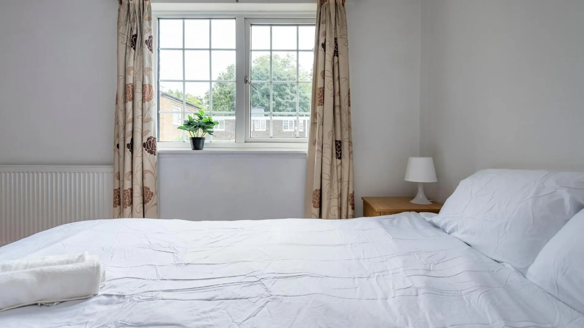 Spacious 3 Bedroom Whitechapel City Home - 9 Mins From Tower Bridge With Free Parking & Garden London Holiday home