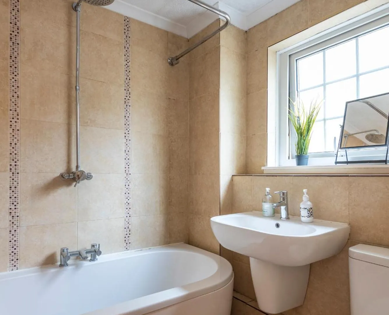 Holiday home Spacious 3 Bedroom Whitechapel City Home - 9 Mins From Tower Bridge With Free Parking & Garden London
